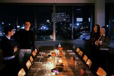 Studenci przy stole w sali akademickiej.