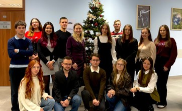 Grupowe zdjęcie członków koła przy choince.